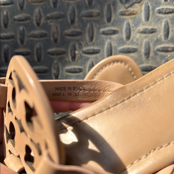 Tory Burch Tan Leather Sandals with Logo Cutout - Picture 7 of 11